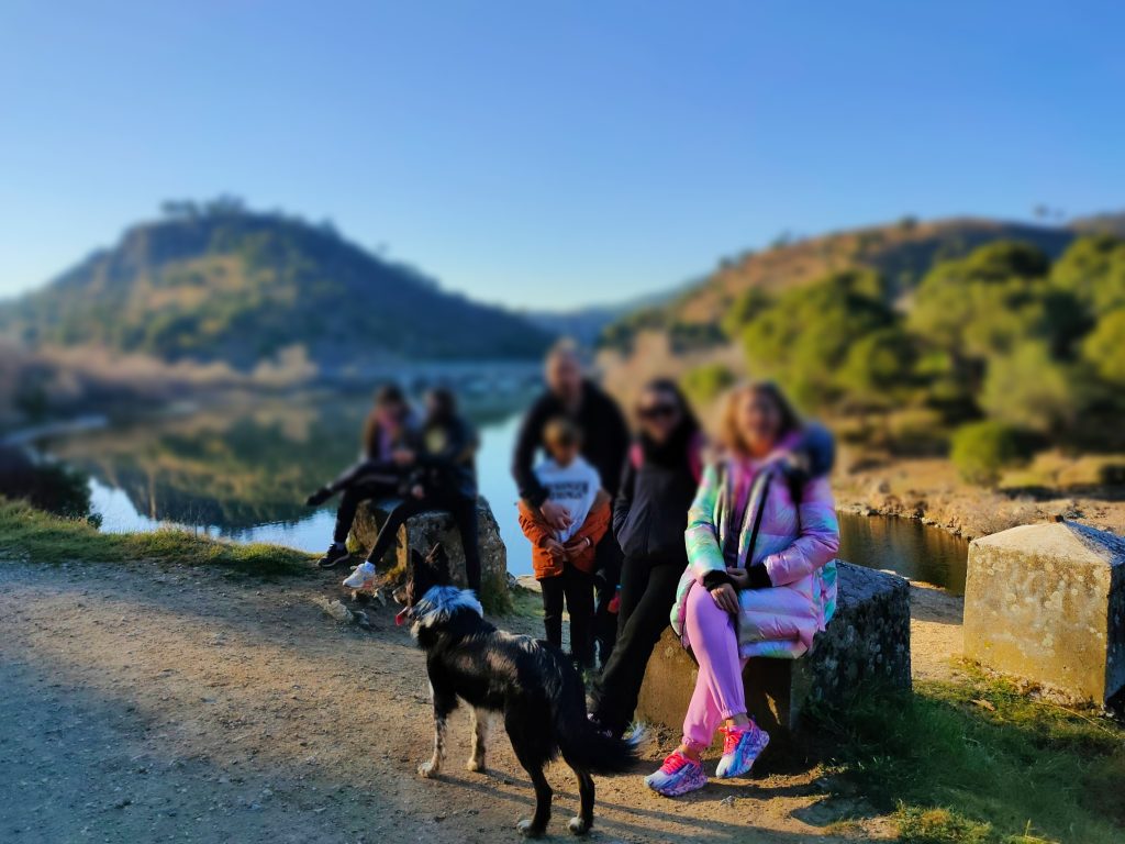 Rayo y familia en la via verde del Alberche