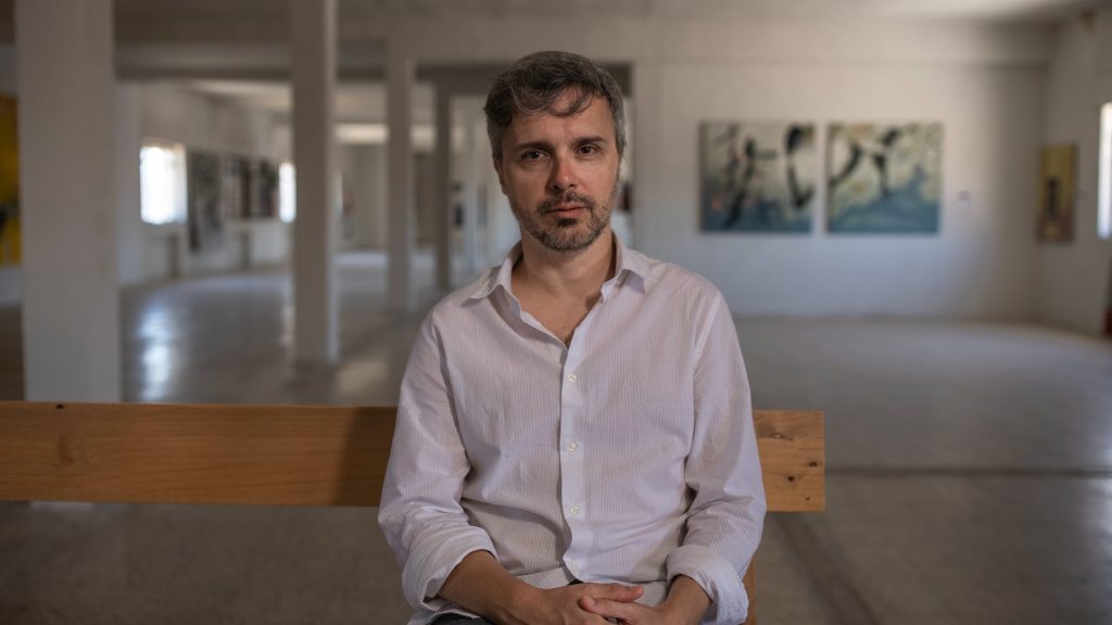 juan Gomez Jurado foto en un museo o galeria de arte