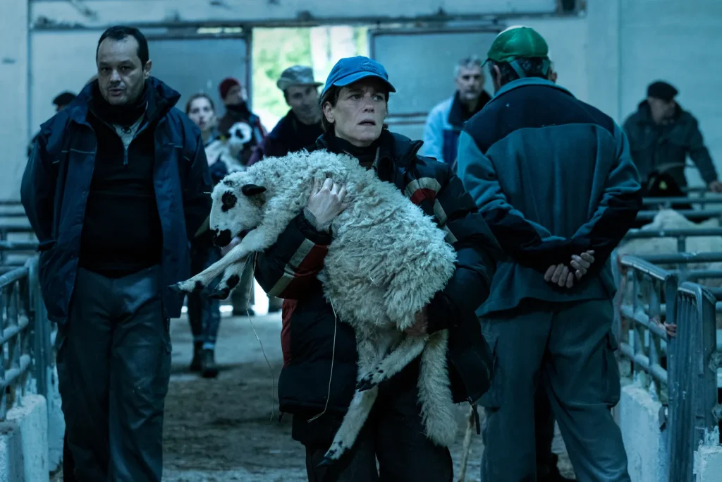 fotograma as bestas personaje femenino con oveja