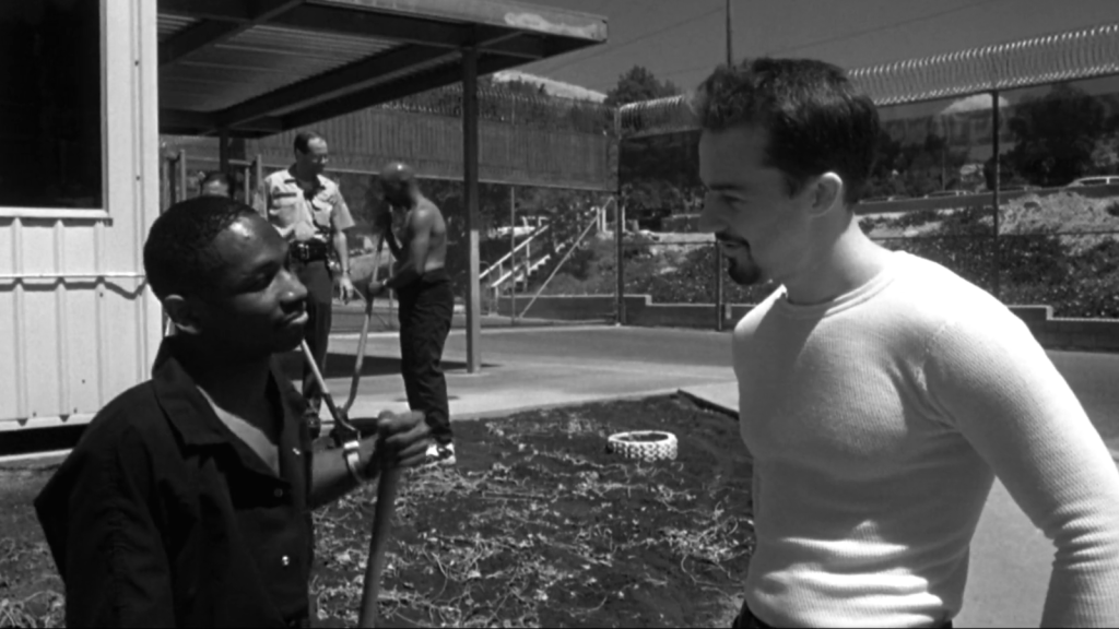 american history x fotograma pelicula protagonista trabajando con un negro
