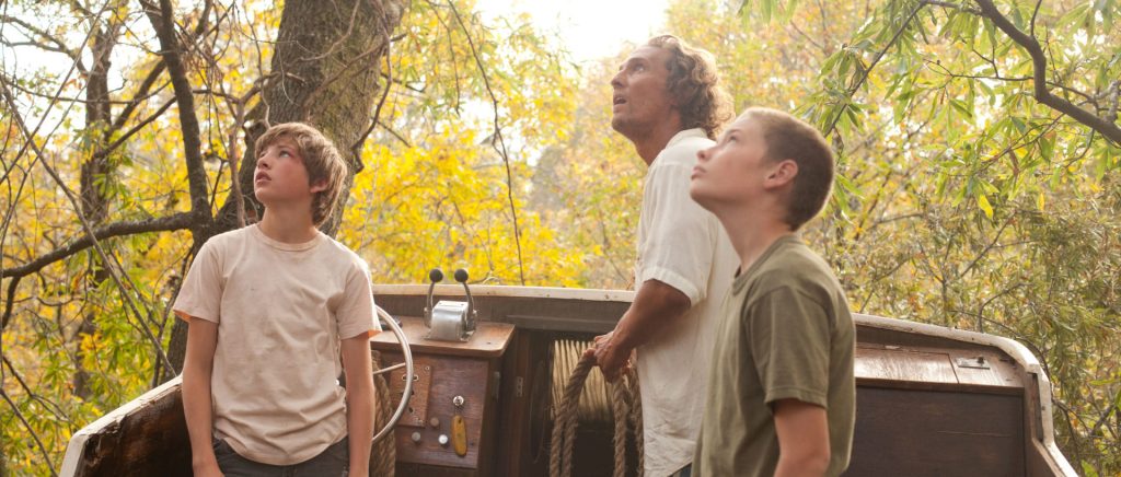 MUD-1-en el barco encima de un arbol