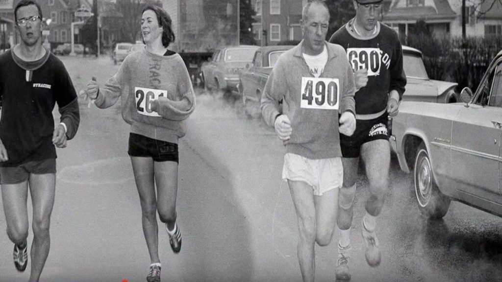 katherine switzer corriendo un maraton