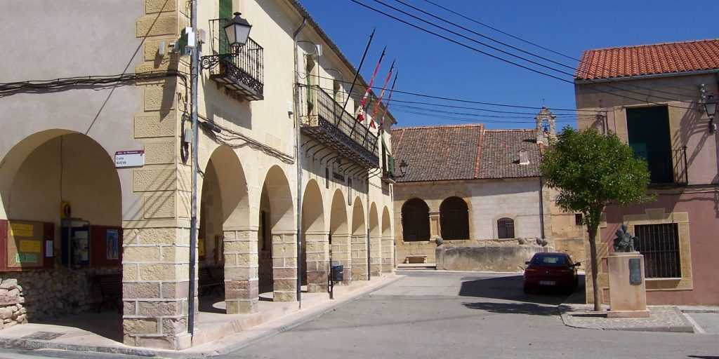 Muñoveros_Segovia_plaza_ayuntamiento_iglesia