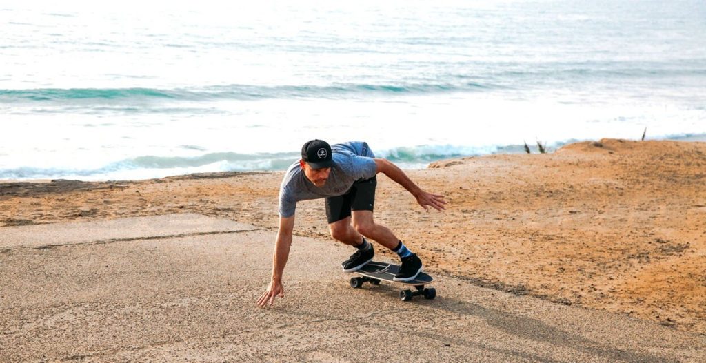 surfskate- chico- practicando