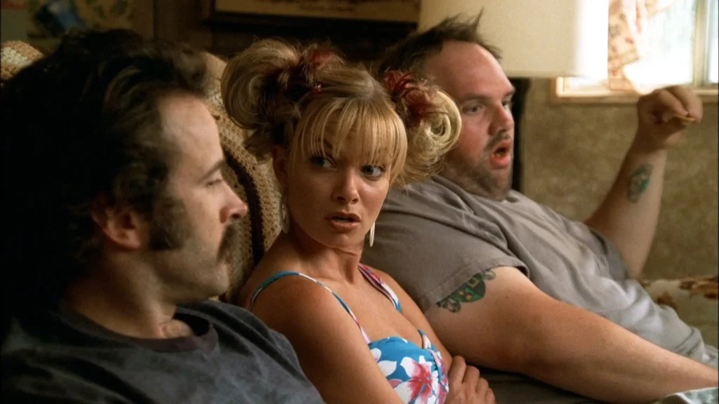 protagonistas-me-llamo-earl-sentados-en-un-sofa